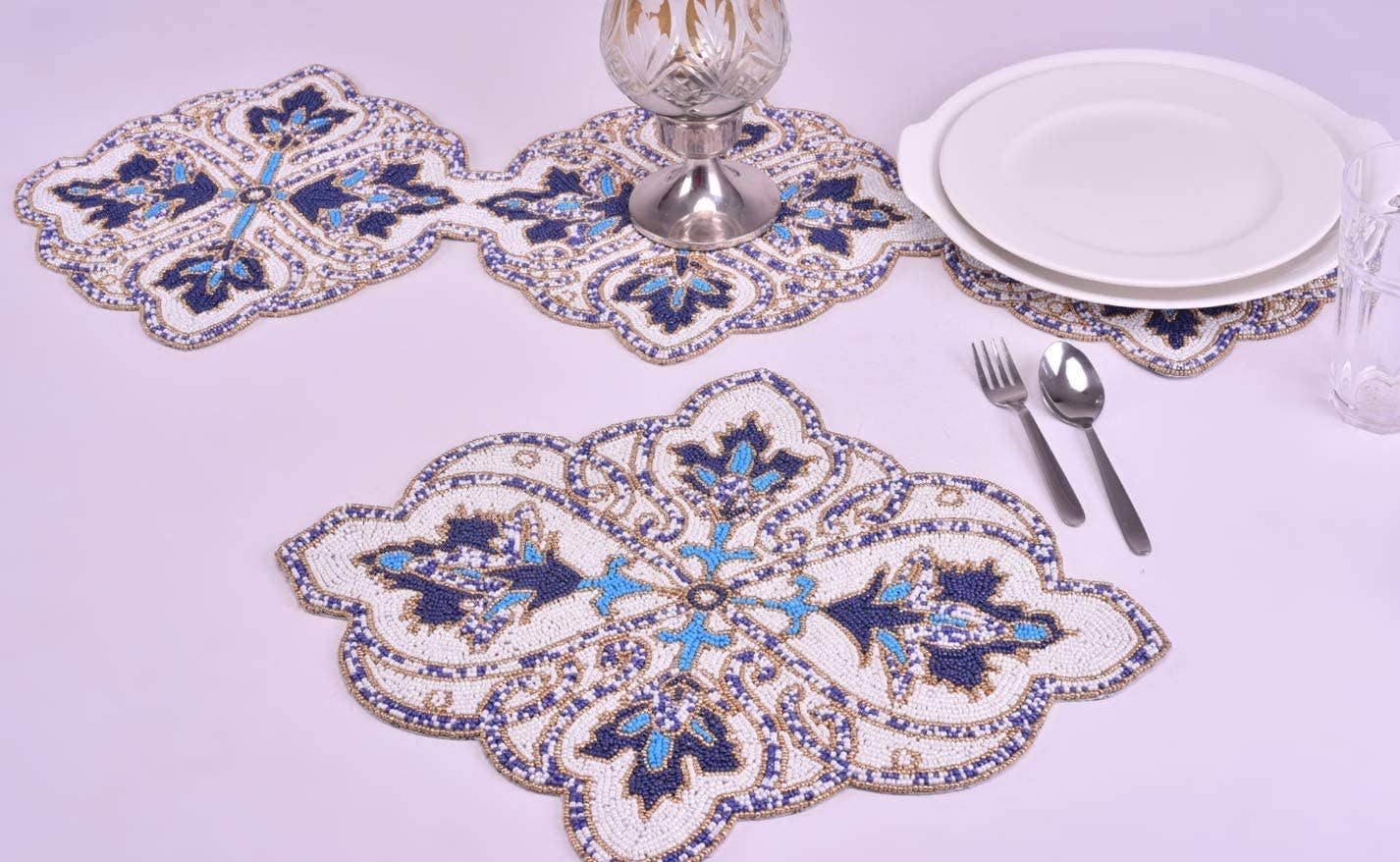 Vit Blå Broderad Pärlstav Runner bordstabett, Satäng tillbaka för wholesale på Faire3