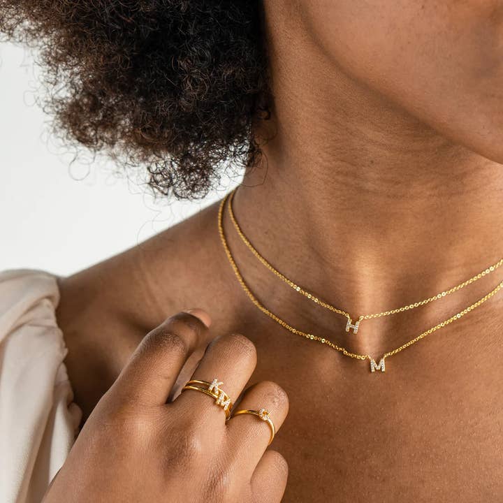 Collier Initiale Brillant en Or 18K - Ensemble de 16 pour la vente par Brenda Grands Jewelry