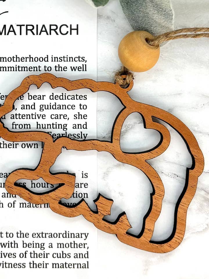 Adorno para tarjeta de historia de Bear Mighty Matriarch, colgante para coche o bolsa para venta al por mayor de Harris Girl Creations