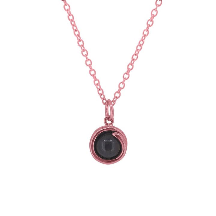 Collier délicat en or rose grenat rouge pour la vente par Maree London