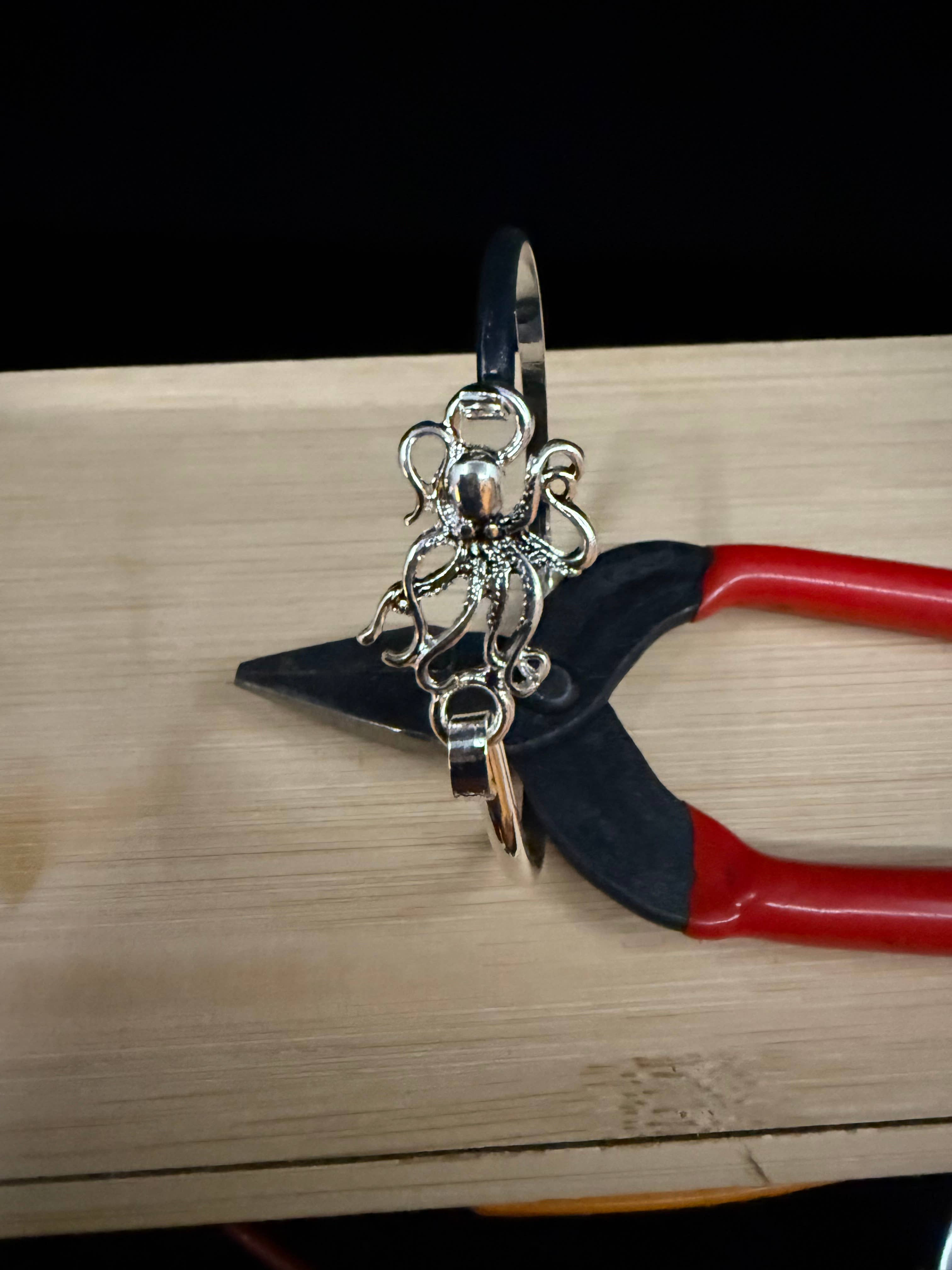 0011 PREMIERE - Wholesale Cuff Bracelet - FR3469 Antique Silver Nautical Octopus Metal Casting Bangle4