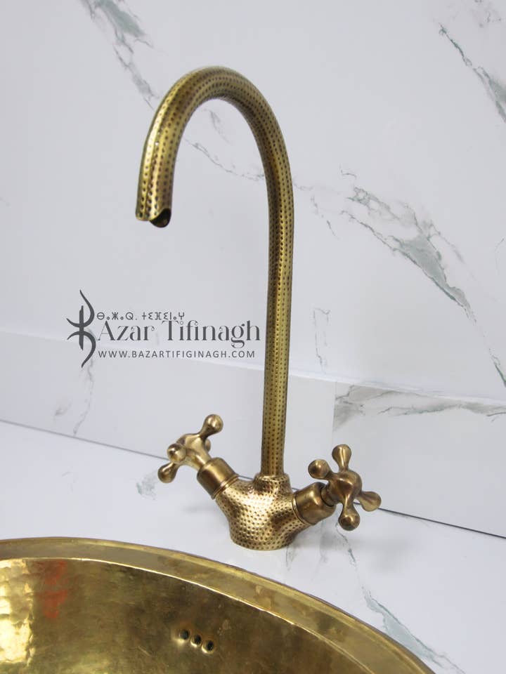 Robinet de lavabo avec bec col de cygne en laiton massif fait à la main pour la vente par bazarifinagh