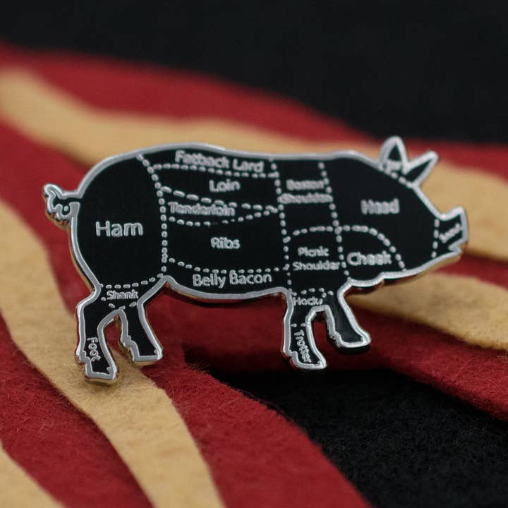 Épinglette à revers en émail dur avec schéma Pig Butcher Cuts Schéma pour la vente par Begin Industries