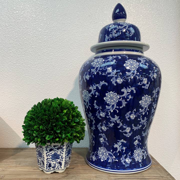Galt International Company - Vendita all'ingrosso Piante artificiali - Topiaria a forma di palla di bosso in vaso esagonale in ceramica blu e bianca