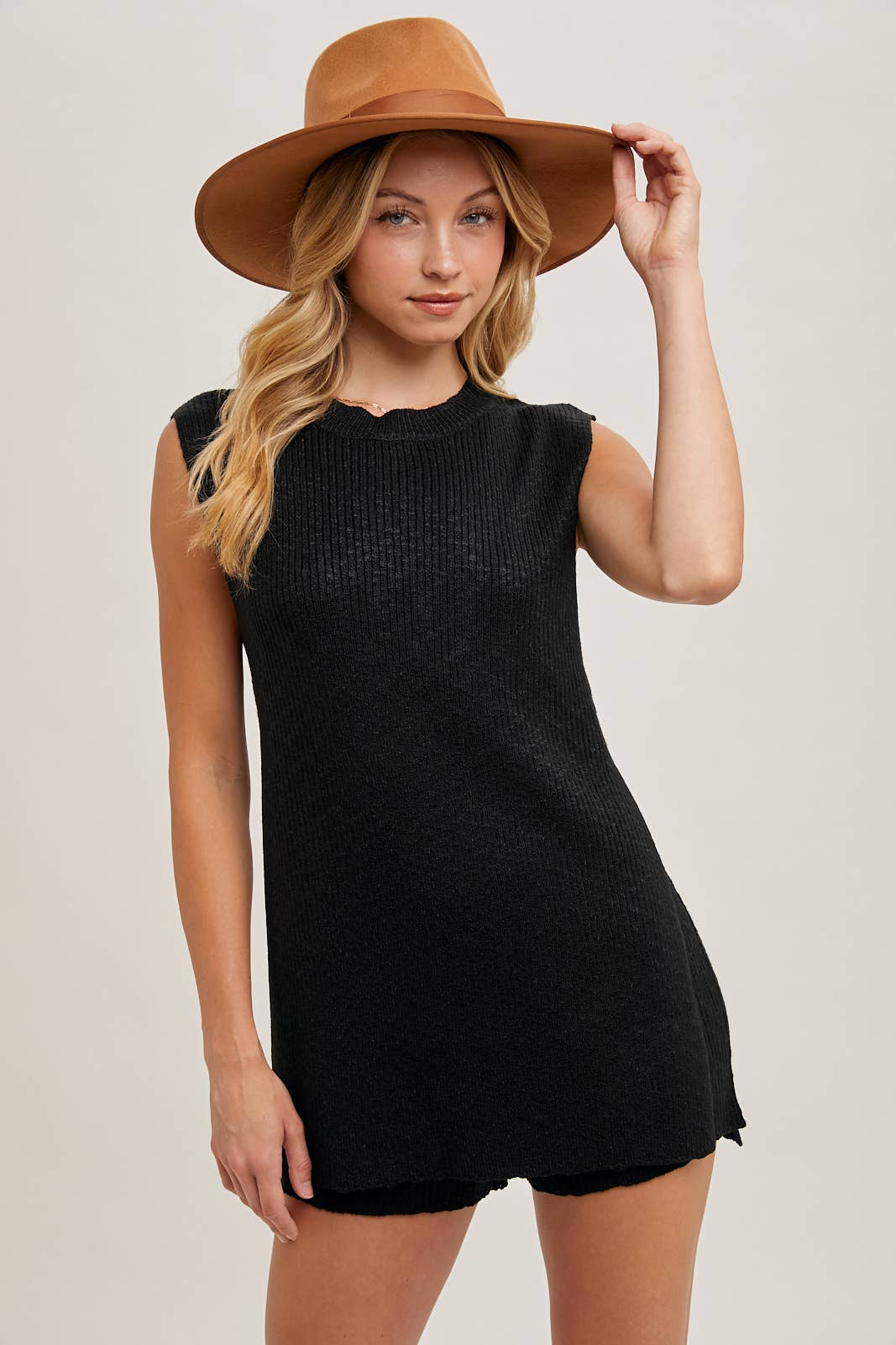 Bluivy - Wholesale Lounge Set - Women's - SLEEVELESS SIDE SLIT & SHORT KNIT SWEATER SET2