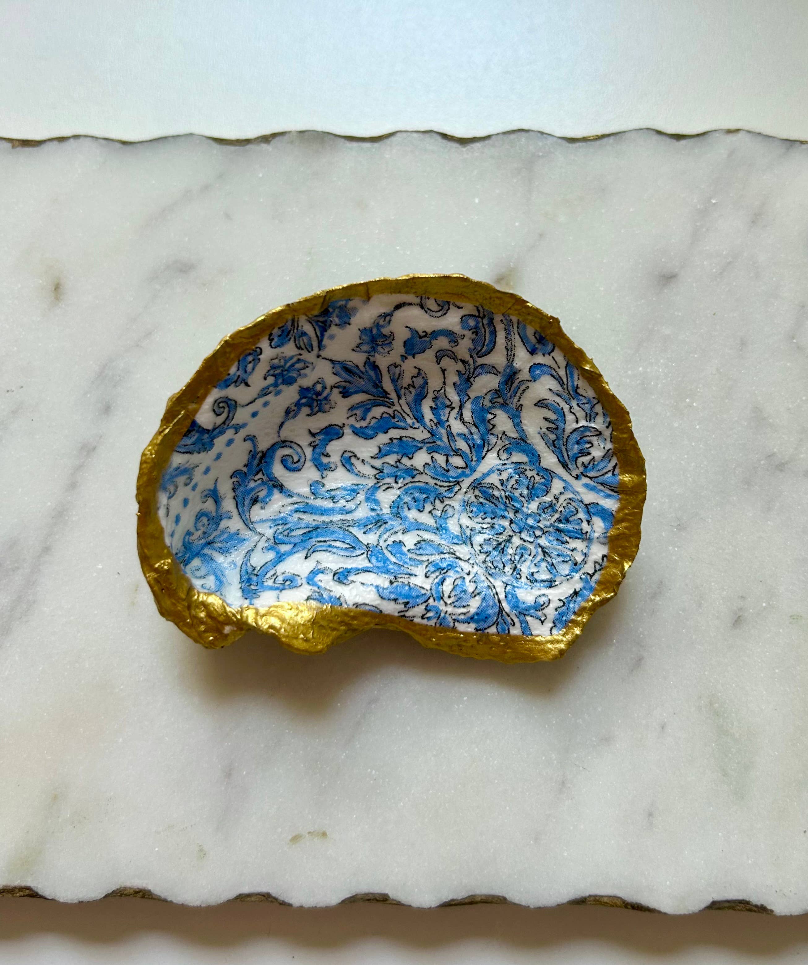 Del Mar Designs DC - Vente Plateaux à bijoux - Assiette à bijoux en coquille d’huître avec motif carrelage portugais bleu3