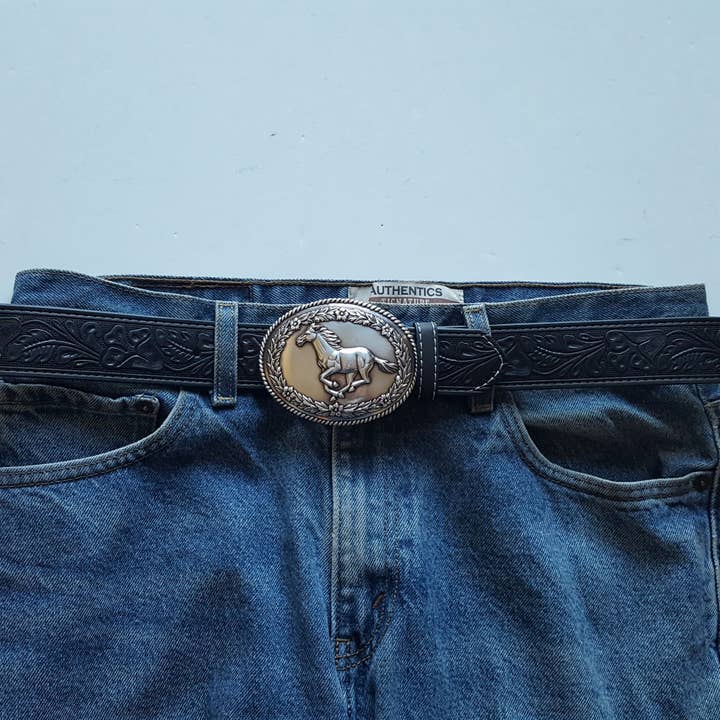 Axesoria West – Cinto - Mulher por atacado – Fivela Western Prateada com Cavalo Galopante e Cinto Trabalhado Floral1