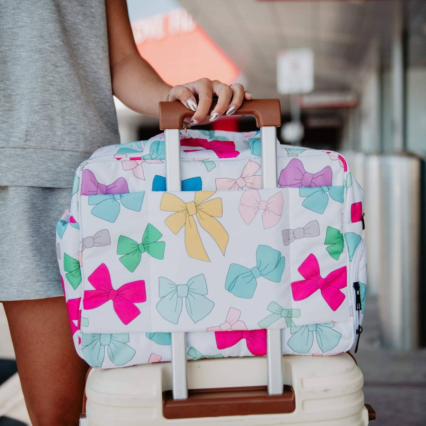 Bianco Borsa da weekend Katydid con fiocchi multicolore e passaggio per trolley in vendita all'ingrosso su Faire1