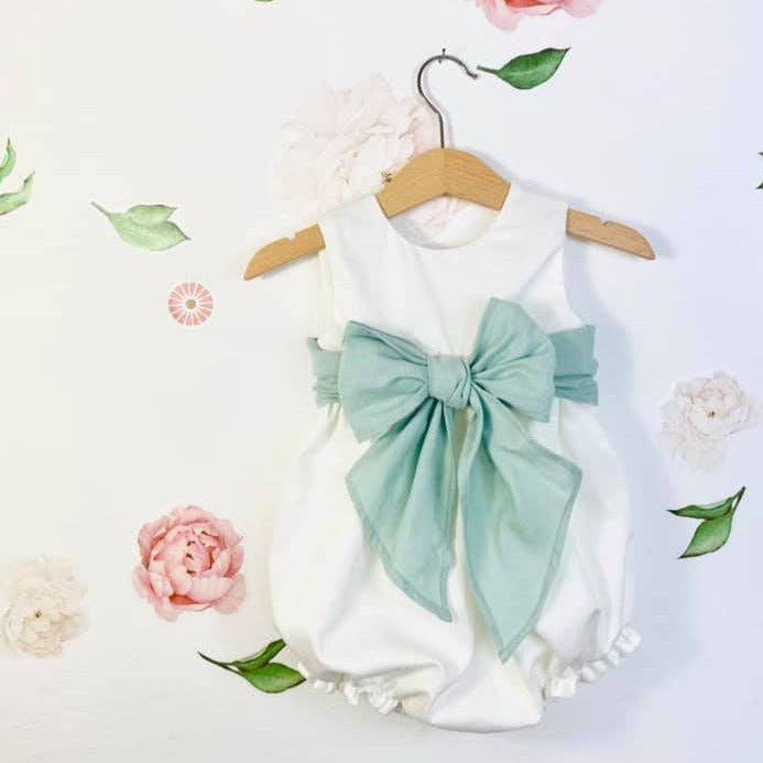 Cute Laura - Zeremonie-Outfit für Mädchen mit Schleife vorne für den Großhandel von Baby Popit