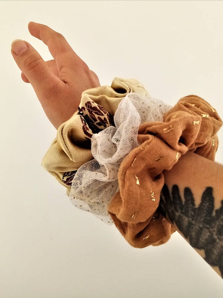 Elastico in garza doppia standard marrone con dettagli dorati per la vendita all'ingrosso da parte di Esmée AccessoriesNco