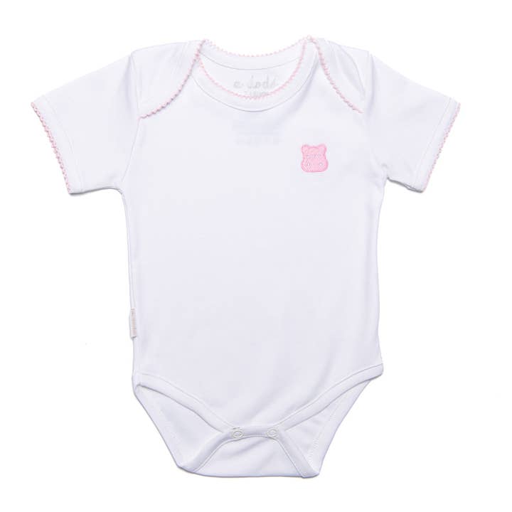 Onesie à manches courtes - Blanche avec bordure rose pour la vente par A Dodo Baby