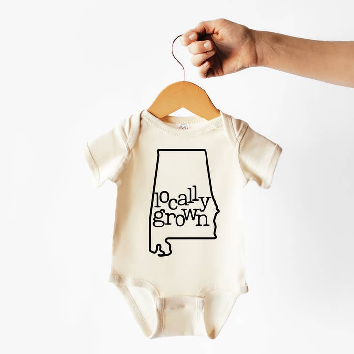 Alabama | 100% Baumwolle Baby-Body oder T-Shirt | Stolz auf den Staat für den Großhandel von Wildflowers + Cotton