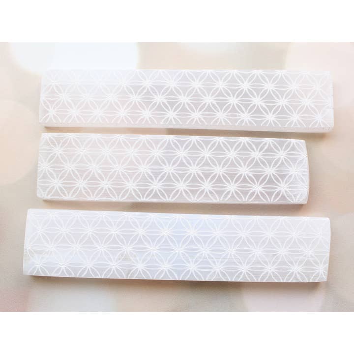 Plaque de chargement en sélénite avec motif floral gravé pour la vente par Panache