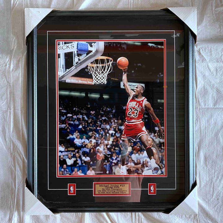 Œuvre encadrée NBA MVN - Dunk iconique d’Air Jordan 75 x 62 cm pour la vente par inVintage
