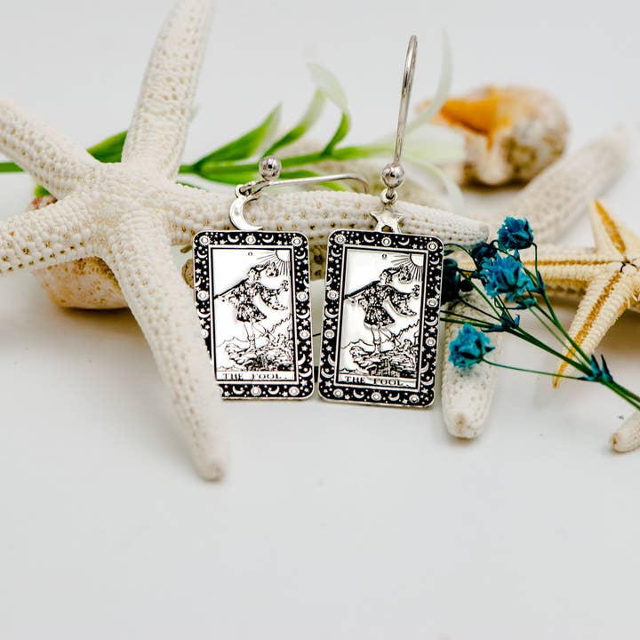 Boucles d'oreilles en argent sterling 925 gravées avec une carte de tarot The Fool pour la vente par DreamedBy