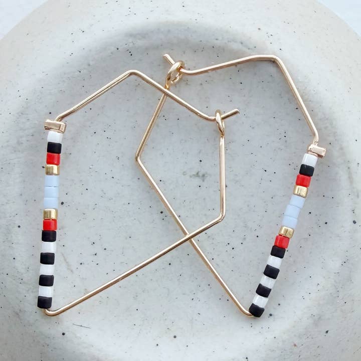 Girls Day Out by Amy Houston - Vente Créoles - Entre les lignes / boucles d'oreilles créoles en verre doré rempli de perles1