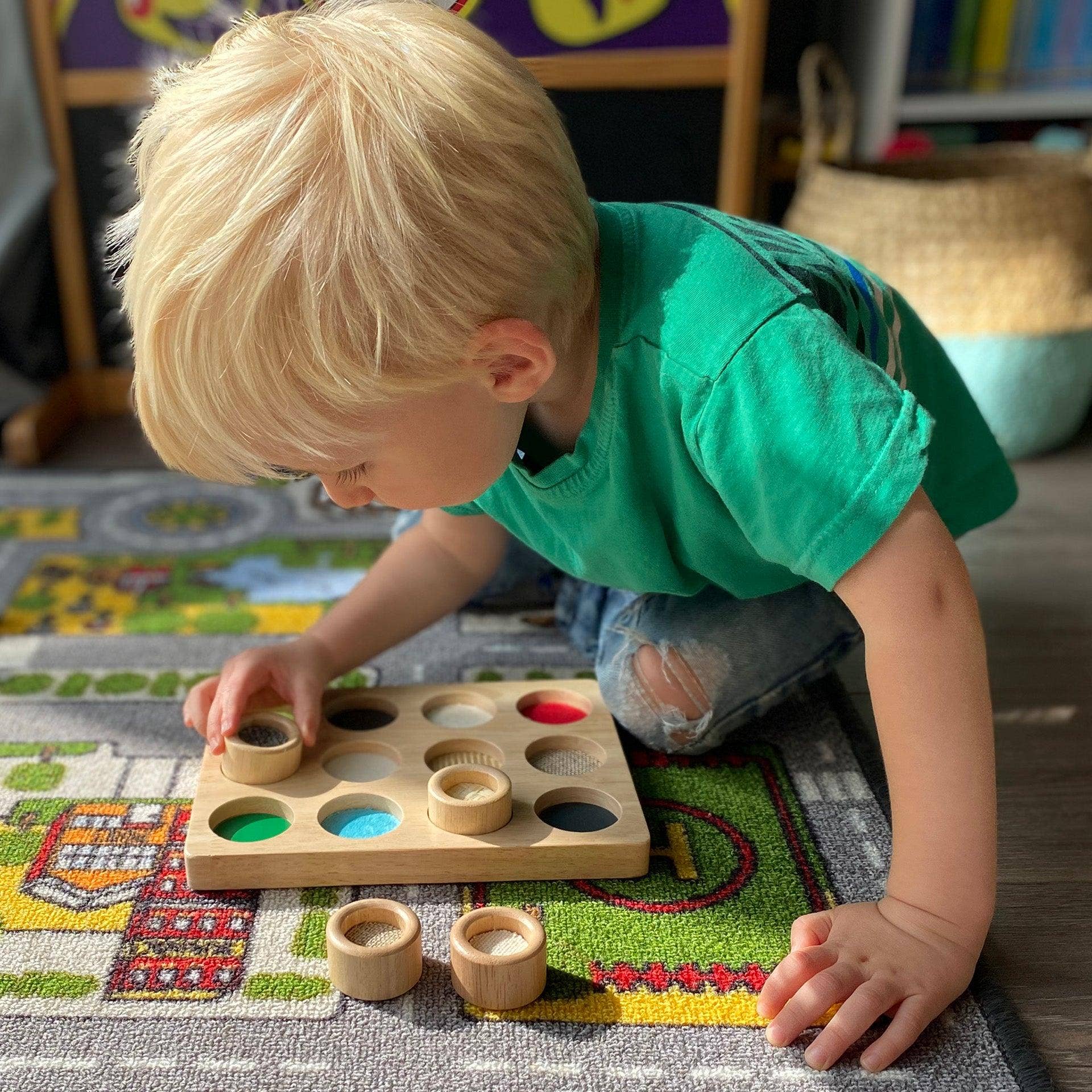 Commotion (Europe) BV – Brinquedo de madeira - Crianças por atacado – Tabuleiro Sensorial Toque e Combinação em Madeira2