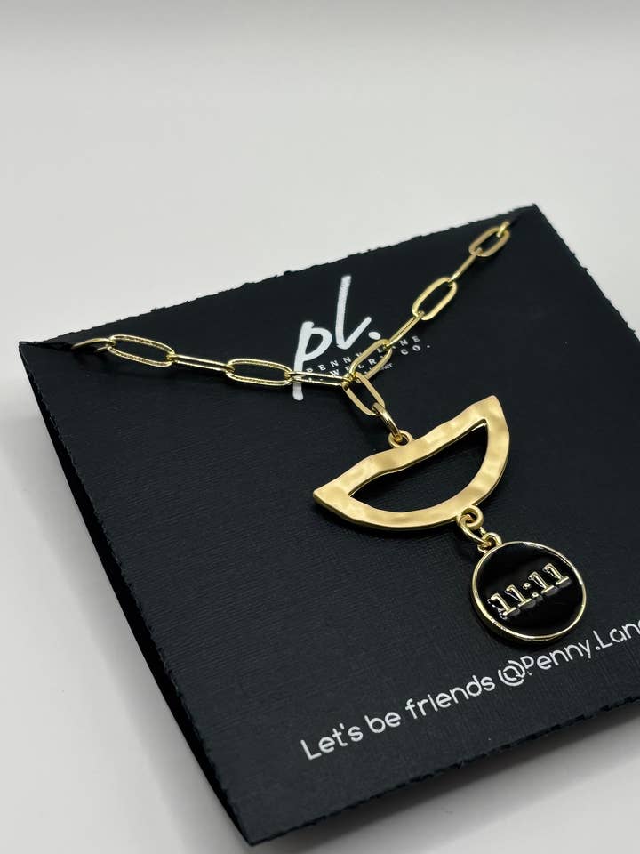 Collier charme Emma 11:11 plaqué or pour la vente par Penny Lane Jewelry Co