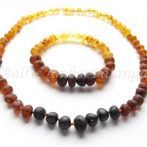 Halsketten- und Armbandset aus rohen, abgerundeten Regenbogenfarbigen Perlen für den Großhandel von Baltic Amber Palanga