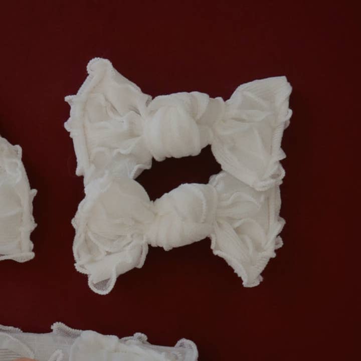 Fermagli BloomCLIPS Bianchi con Volant o Fascia in Nylon per la vendita all'ingrosso da parte di Bloom Headwraps