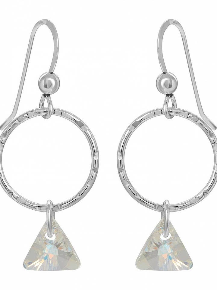 Créoles martelées avec cristaux triangulaires - Transparent AB pour la vente par Sosie Designs