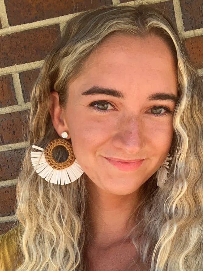 orecchini da vacanza in rafia | gioielli costieri in paglia per la vendita all'ingrosso da parte di TrendingAbove Jewelry