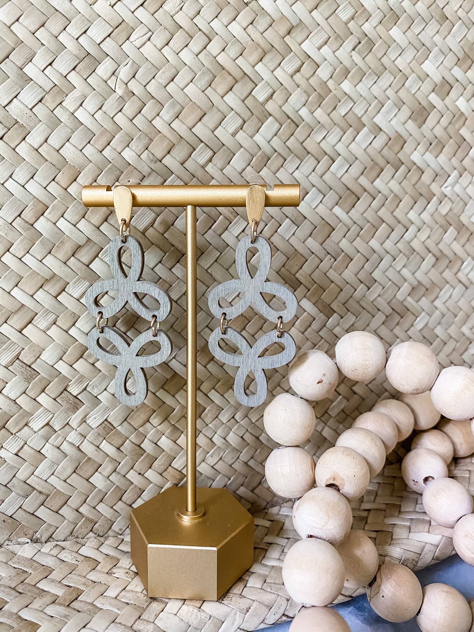 Brookhaven Baubles – Engroshandel Hængeøreringe og creoløreringe – Grå og guld geometriske trædinglede perleøreringe4