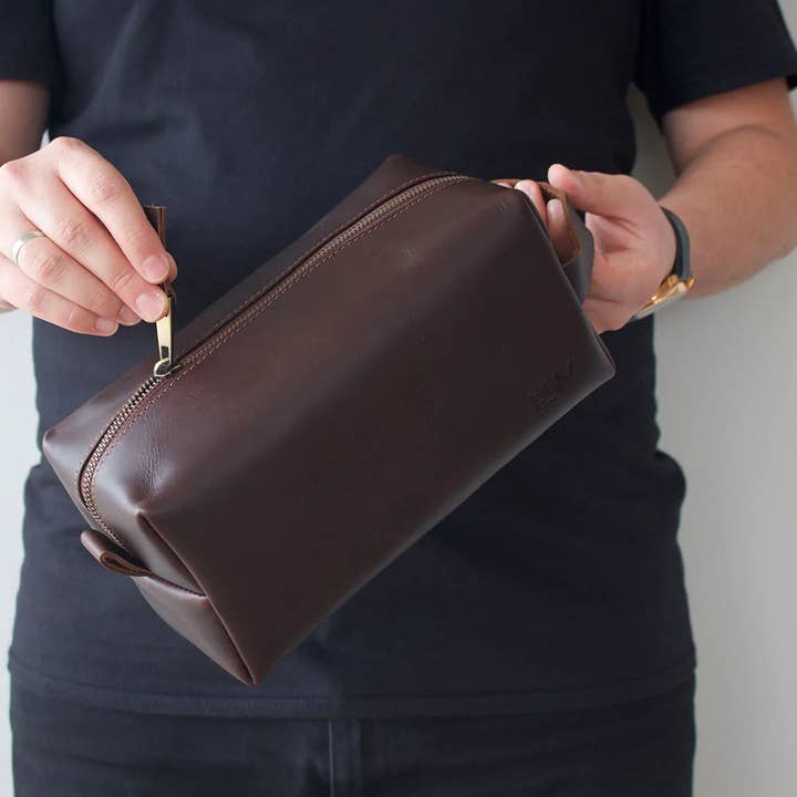 Brun Foncé Cadeaux personnalisés pour garçons d'honneur Trousse de toilette | DB en vente sur Faire1