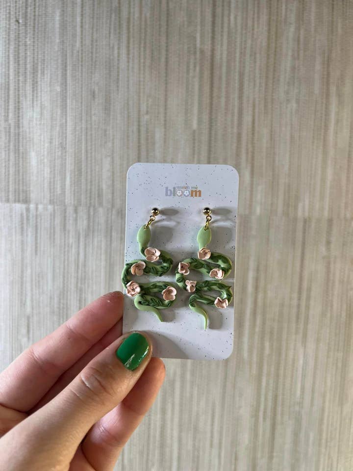 Brincos de argila polimérica de serpentes florais | Singer Inspired por atacado de Watch Me Bloom