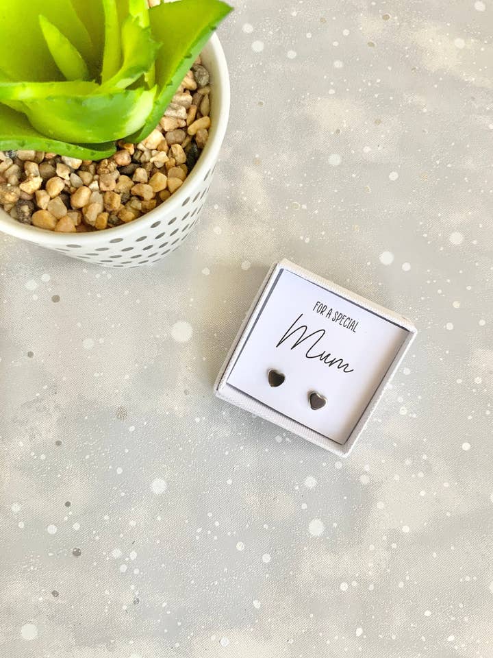 Boucles d'oreilles à tige en forme de cœur et bijoux spéciaux pour maman pour la vente par The Gift Club