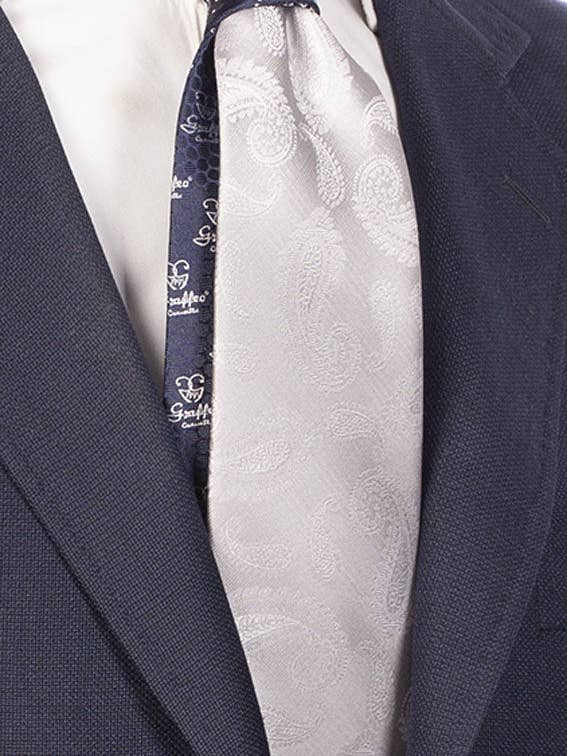 Cravate Gris Paisley Argent Nœud en Contraste Bleu Paisley Gris N5 pour la vente par Graffeo Cravatte