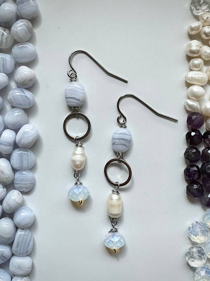 Boucles d'oreilles pendantes en agate dentelle bleue argentée Diedre pour la vente par Little Rooster Studio