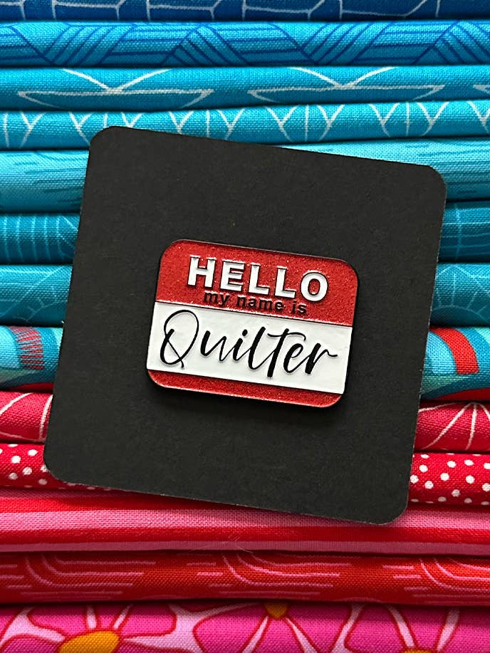 Hej Quilter Emaljenål for engroshandel hos Sassafras Lane Designs