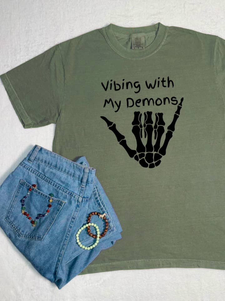 Vibing mit meinen Dämonen Comfort Colors T-Shirt für den Großhandel von NyteSky Apparel