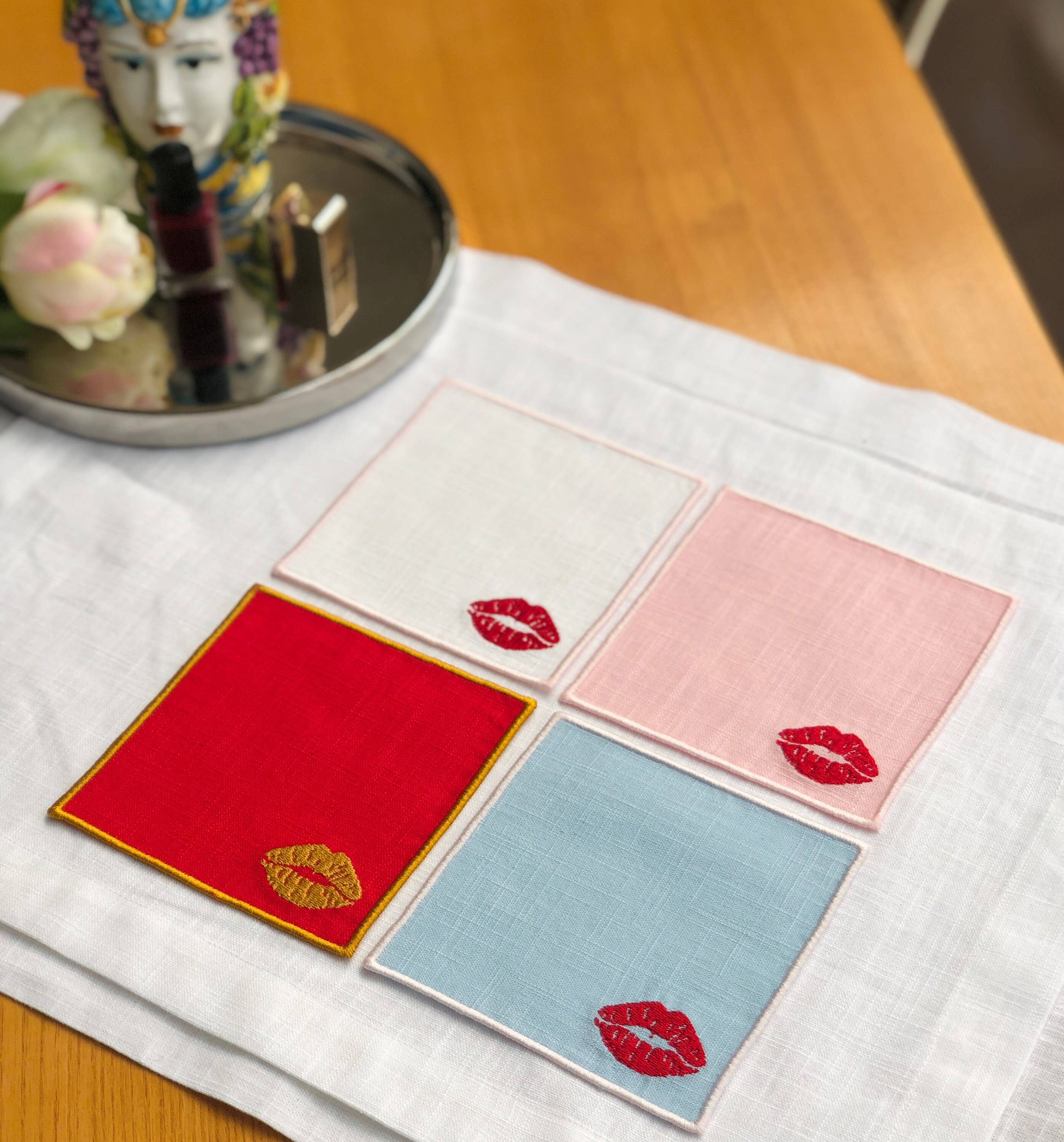 Belle Linen – Engroshandel Middags- og stofserviet – Sæt med 4 Valentine Røde Læber Linned Cocktailservietter8