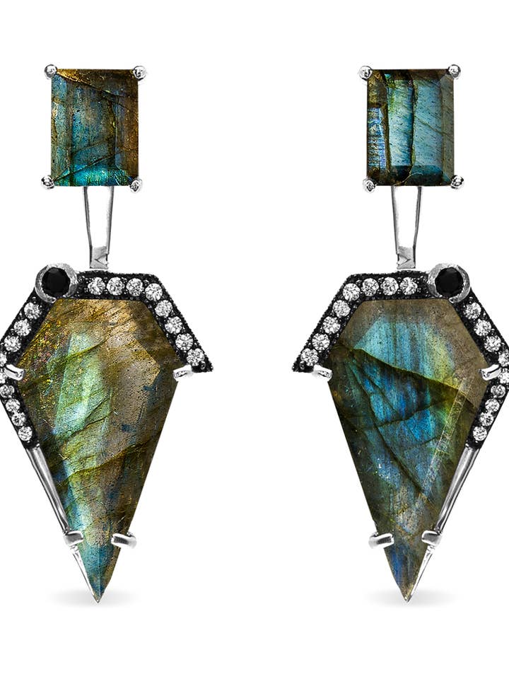 Boucles d'oreilles en forme de lame avec labradorite en platine pour la vente par SALLY SKOUFIS™