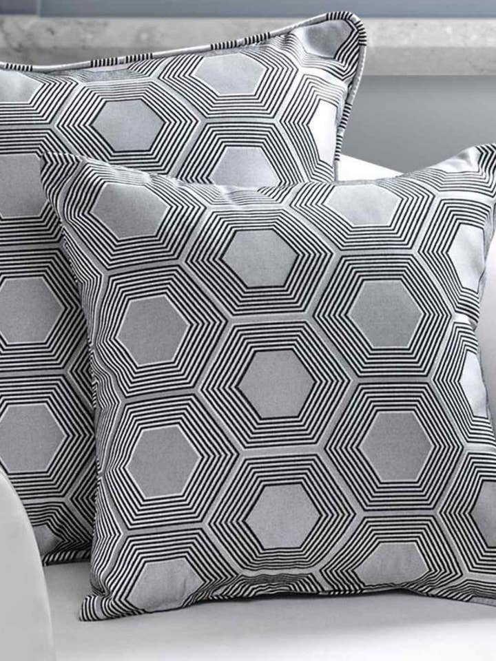 Paire de coussins en tissu Intermezzo pour la vente par Ariel Italia