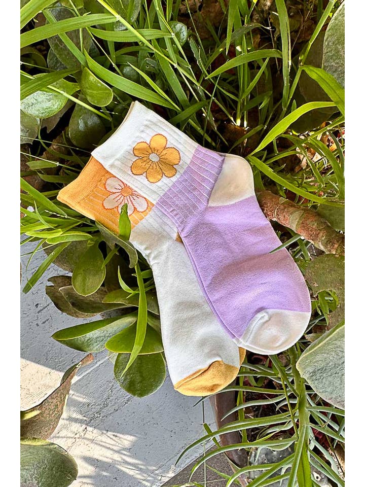 Pol Clothing - Wholesale Socks - Women's - Solid flower pattern detail cotton socks
