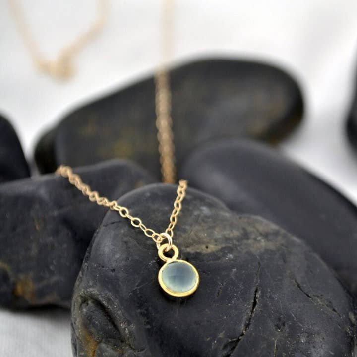 Collier à pois en calcédoine bleu pâle pour la vente par Sela+Sage