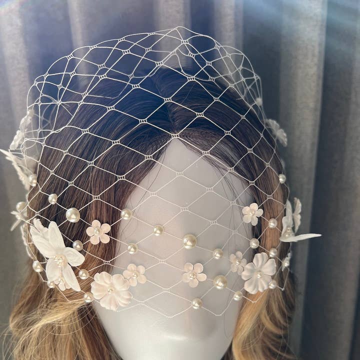 Flora, voile en cage à oiseaux avec détails de fleurs et de perles. pour la vente par FanakoStudioNYC