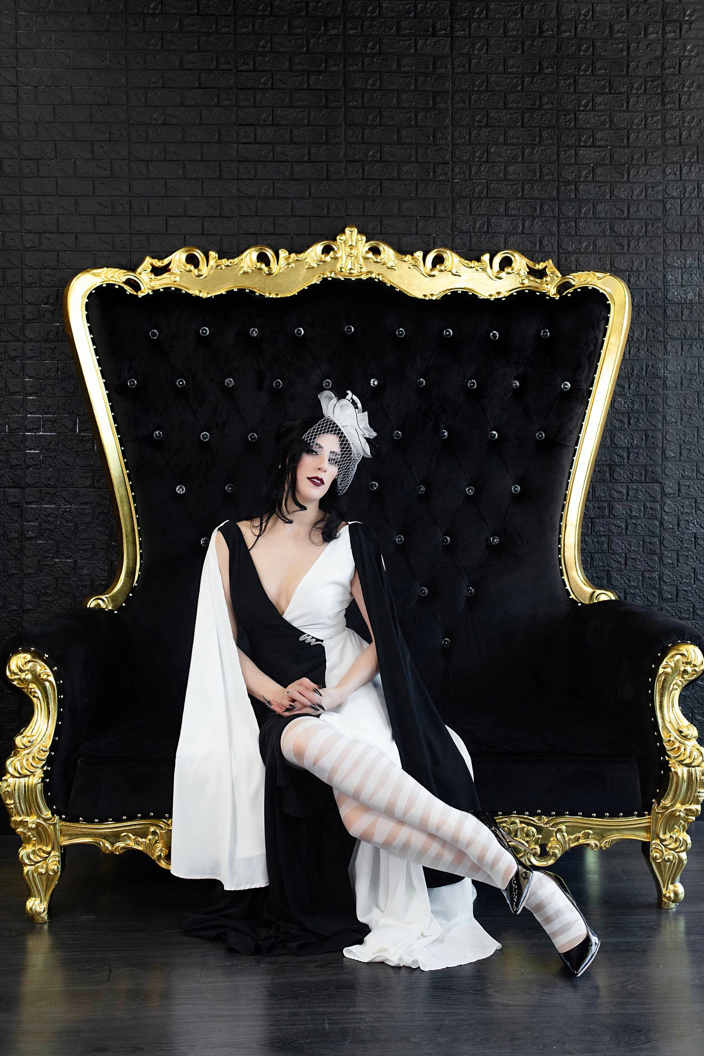 Weasel Wear - Vente Robe de soirée – femme - Robe de mariée en mousseline cache-cœur - Robe asymétrique en mousseline noire et blanche avec écharpes d'épaule et broche en perles (Édition Belong Dead)2