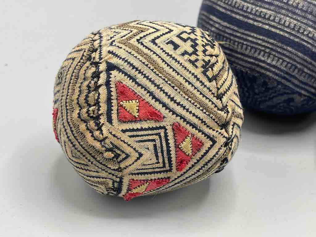 The Niger Bend - Vente Décorations de table - Boule en tissu vietnamienne vintage Hmong Tribal7