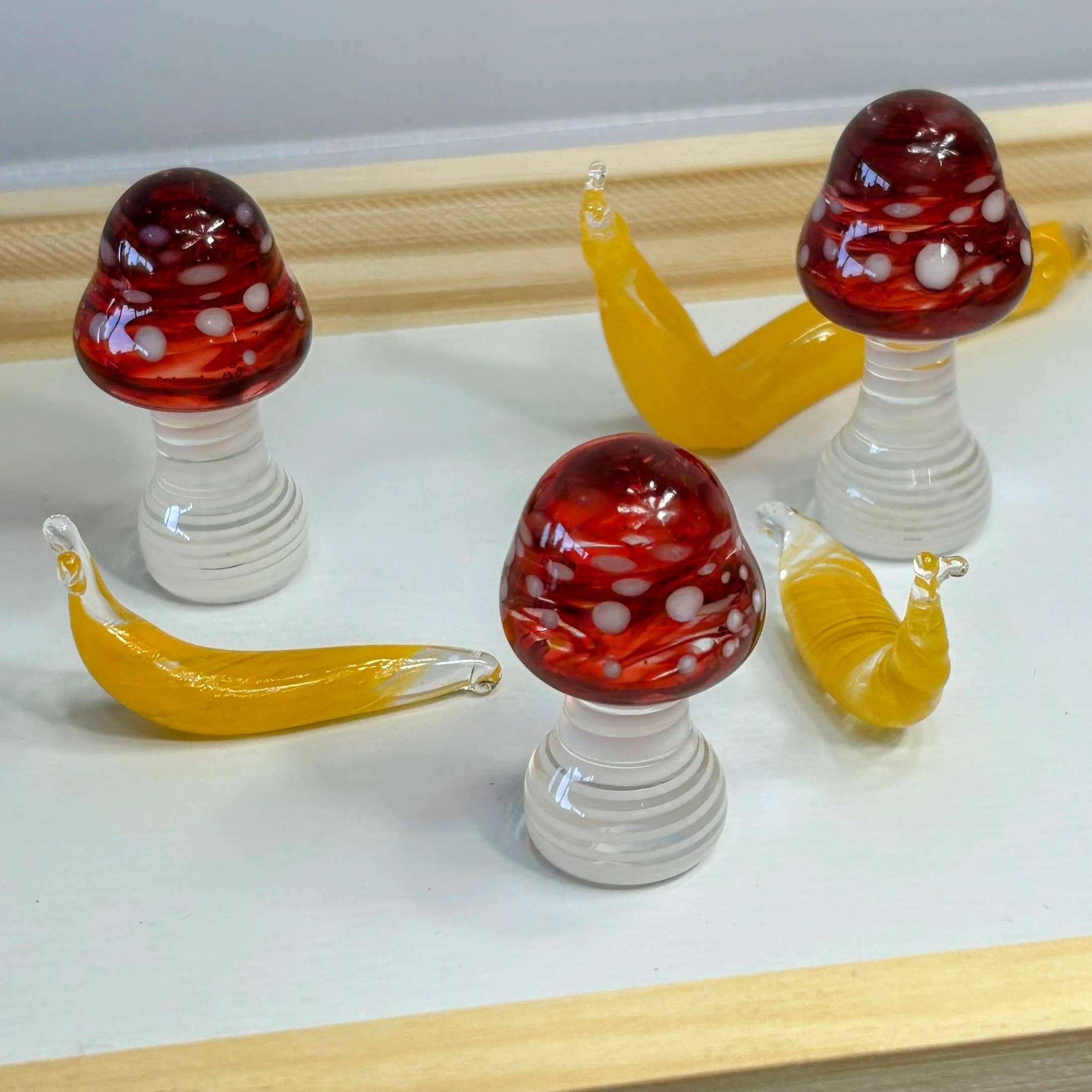 Terrapin Glass Gardens – Engroshandel Pyntefigur – Baby Banana Slug håndskulptureret af massivt glas7