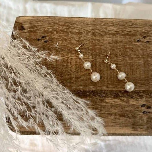 Boucles d'oreilles en perles en cascade, graduées pour la vente par Sela+Sage