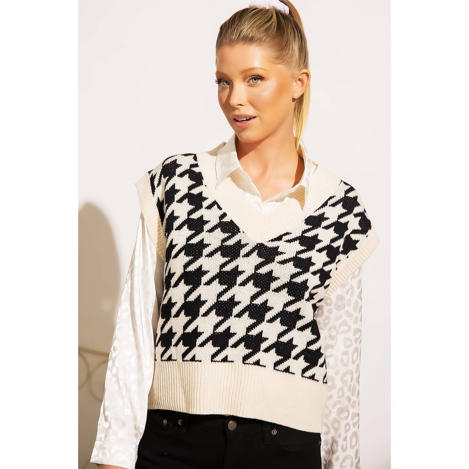 Esbranquiçado COLETE SUÉTER DE MALHA GROSSA HOUNDSTOOTH COM DECOTE EM V para venda a revendedores na Faire2