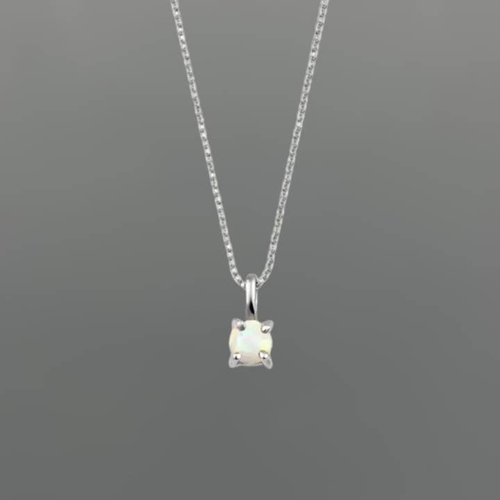 Minimaler Baby-Opal-Anhänger mit Krappenfassung für den Großhandel von Something Silver