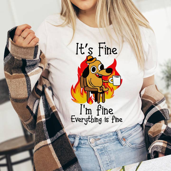 It's Fine Everything Is Fine - Divertente maglietta Meme Dog Fire per la vendita all'ingrosso da parte di House Of Rodan