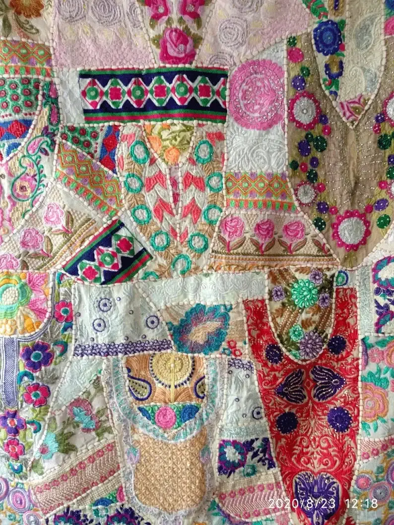 GYPSY STUDIO - Vendita all'ingrosso Arazzi/Tessuti d'arredo - Copritutto fatto a mano in patchwork di sari con ricamo a mano, formato grande6