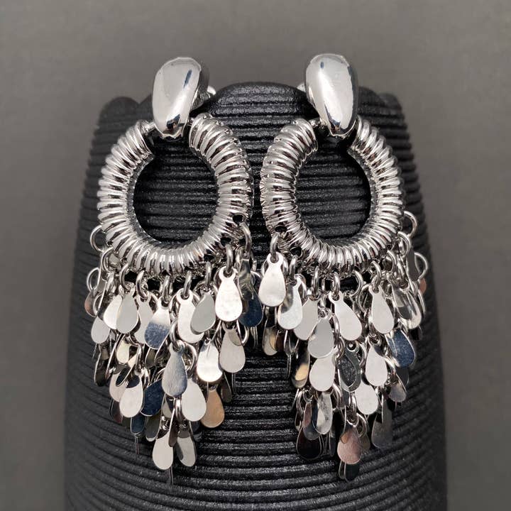 Zilverkleurige druppelvormige franjes met steker oorbellen voor wholesale door Mio Queena