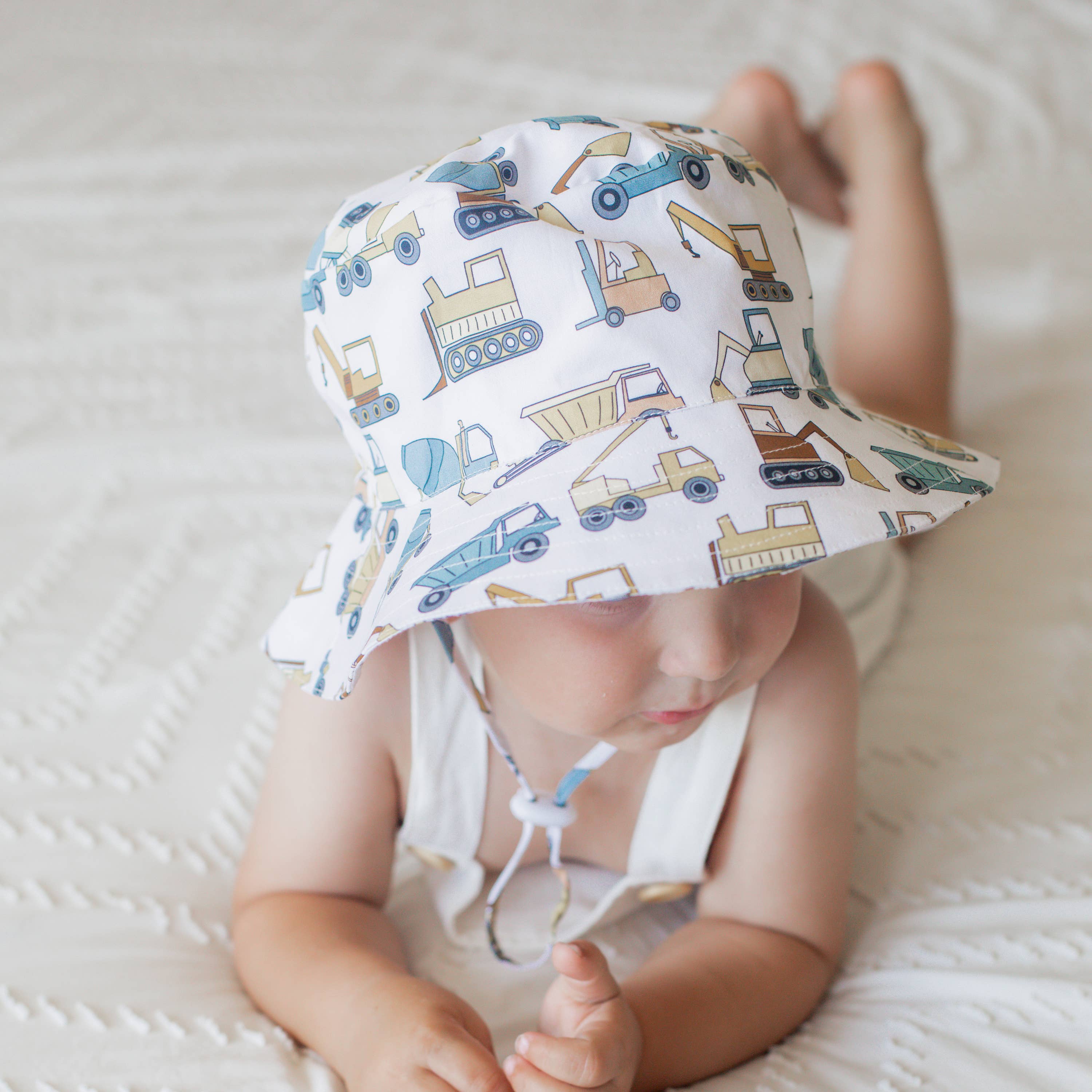 Huggalugs - Vente Chapeau de soleil – enfant - Chapeau seau Construction Trucks UPF 50+ pour bébés et tout-petits3